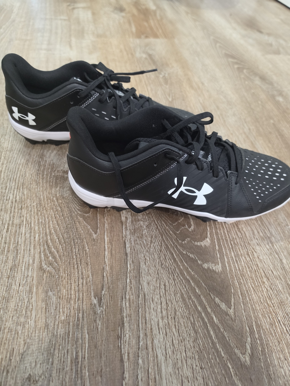 Under Armour Men’s Black Athletic Cleats